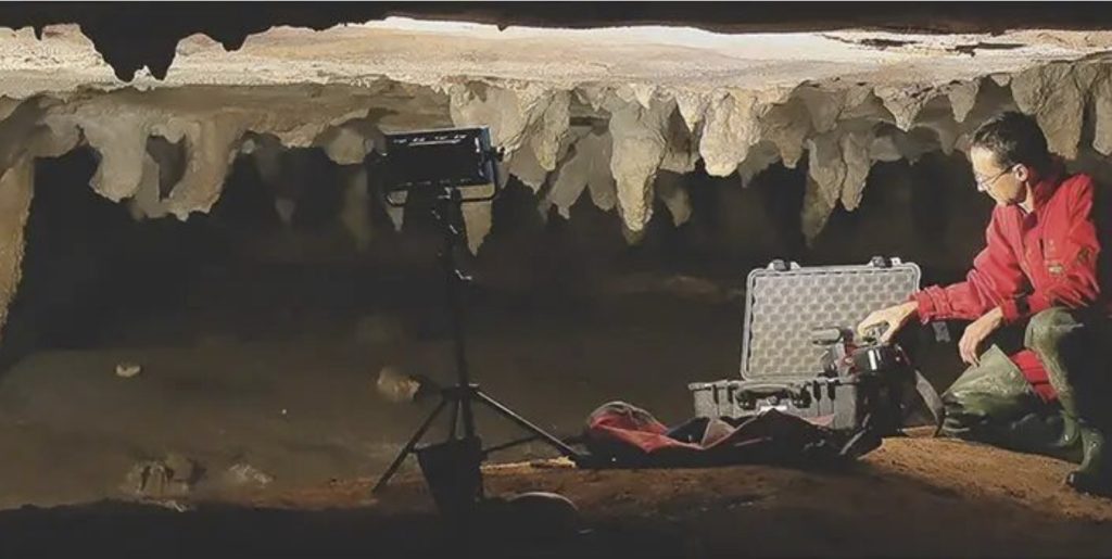 На потолке пещеры в Алабаме обнаружены резные фигурки индейцев возрастом 1000 лет, изображающие загадочных гигантских гуманоидов.