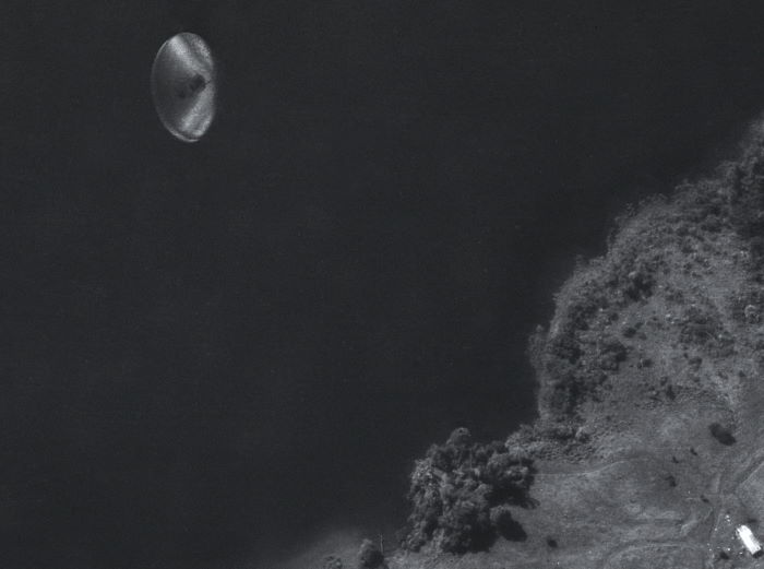 Изображение 1971 года, снятое автоматической камерой самолета, показывает НЛО с невероятной детализацией