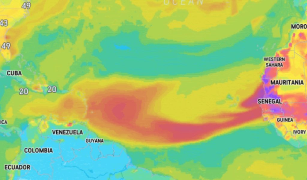 карта качества воздуха на 17 мая 2022 г. показывает пыль (оранжевый/красный) над Атлантическим океаном.