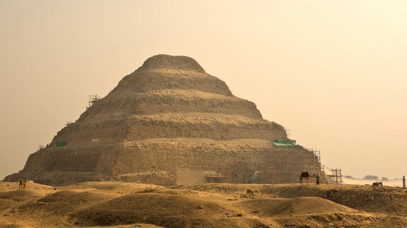 Исследователи обнаружили древние саркофаги и бронзовые статуи возле древнейшей пирамиды Египта