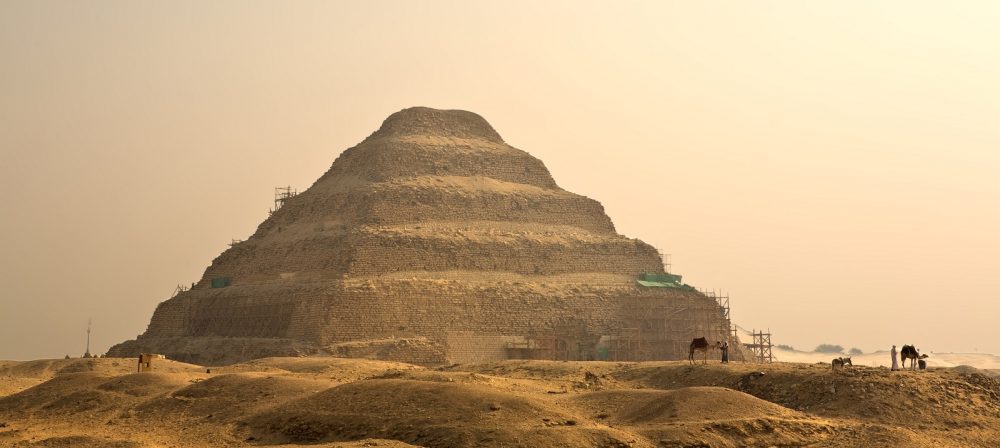 Исследователи обнаружили древние саркофаги и бронзовые статуи возле древнейшей пирамиды Египта