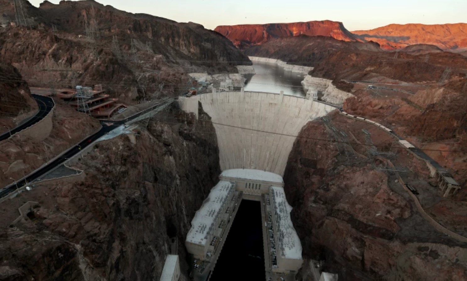 Водные ГРАЖДАНСКИЕ войны впереди!  Крупные сокращения воды вырисовываются по мере того, как сокращающаяся река Колорадо приближается к «моменту расплаты»
