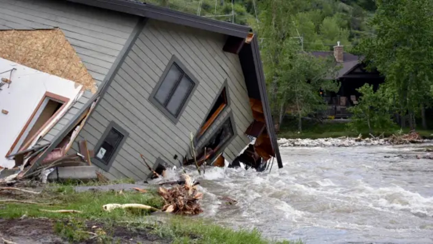 Наводнение на реке Йеллоустон случается раз в 500 лет (видео и фото)