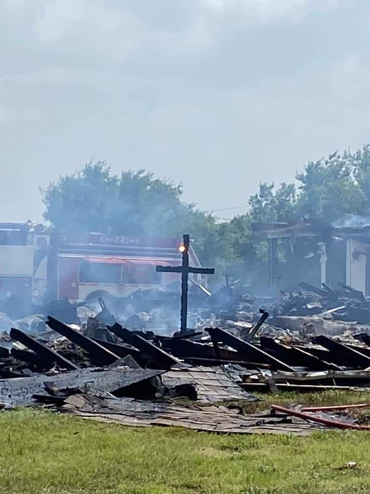 Крест остался стоять в церкви округа Уайз после того, как пожар уничтожил здание в Техасе