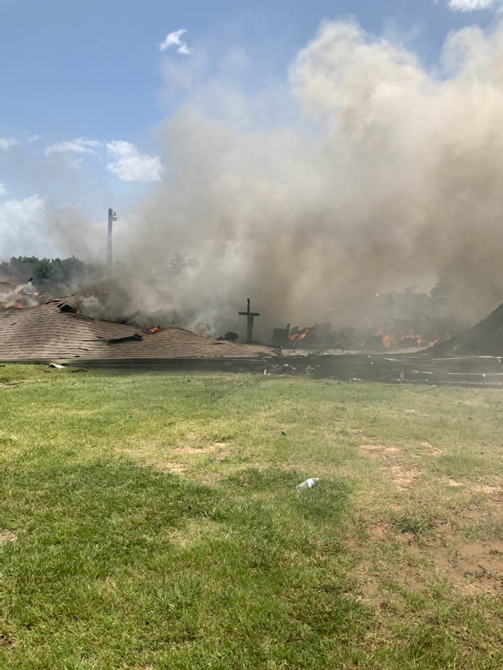 Крест остался стоять в церкви округа Уайз после того, как пожар уничтожил здание в Техасе