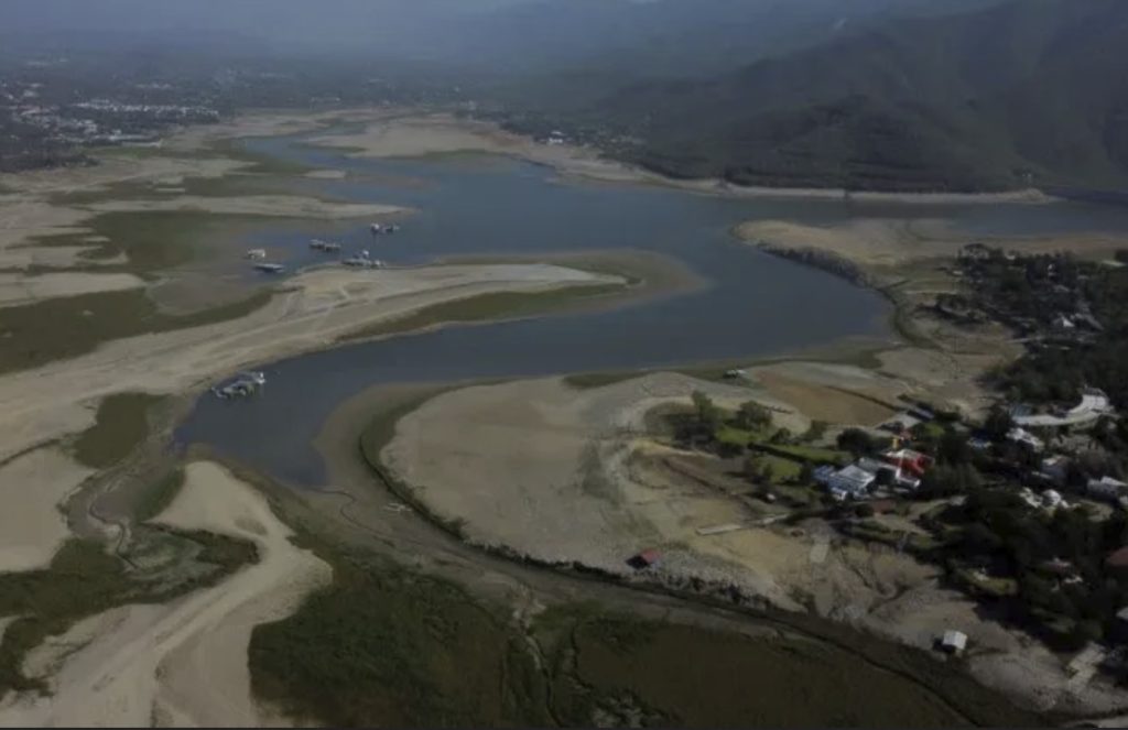 Плотины и краны пересыхают из-за исторической нехватки воды в северной Мексике