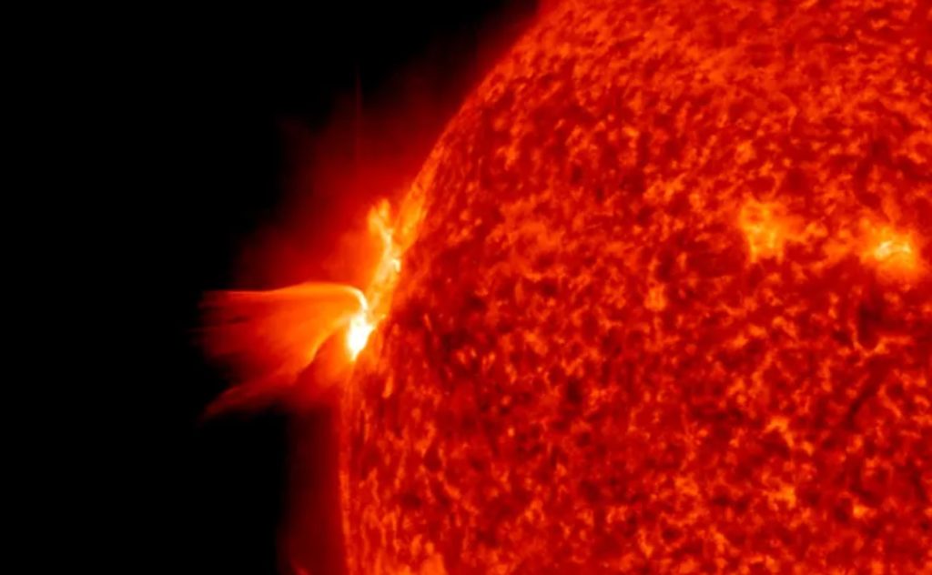 17 апреля 2022 года Солнце произвело крупную солнечную вспышку класса X1.1 из активного скопления солнечных пятен на восточном краю.