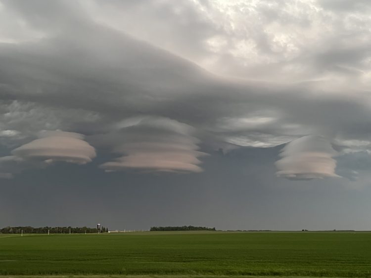 Просто какие-то безумные линзовидные облака нависли над Северной Дакотой (фото)