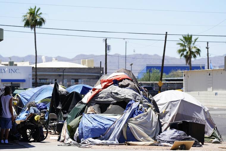 Сотни бездомных погибли в сильную жару