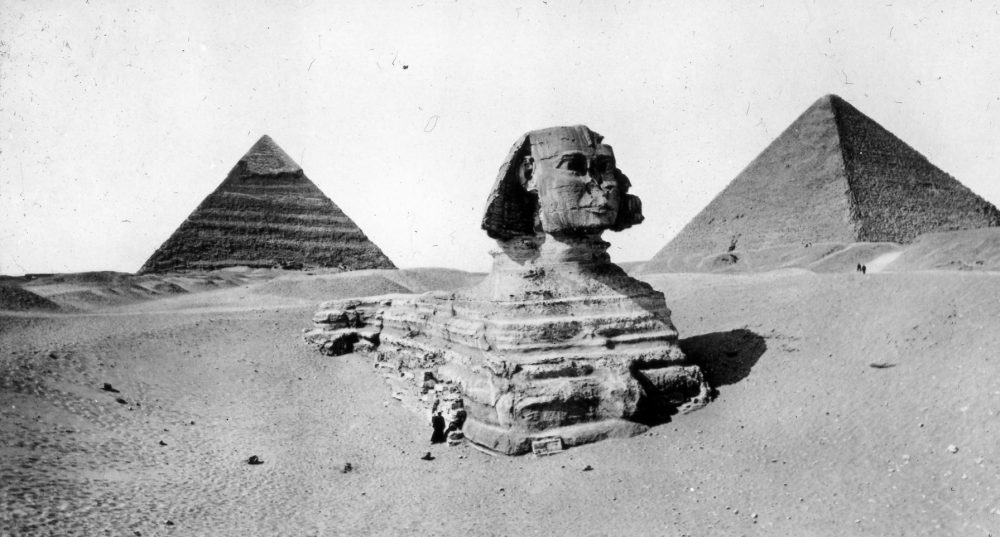 Редкая фотография Великого Сфинкса, Хуфу и пирамиды Хефрена до того, как Сфинкс был полностью раскопан. Изображение предоставлено: Бруклинский музей.