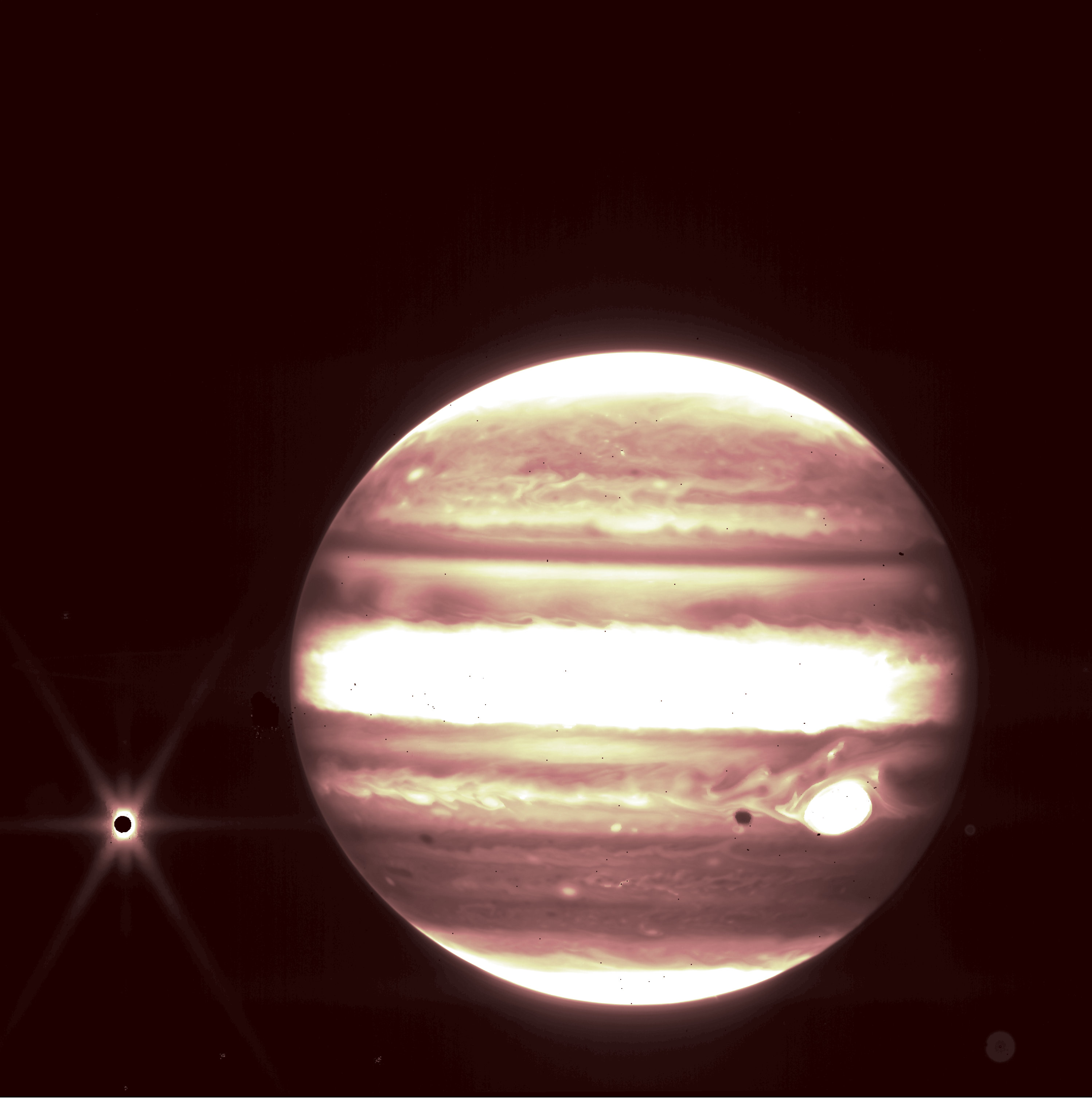 Юпитер (в центре) и его спутник Европа (слева) видны через 2,12-микронный фильтр NIRCam на космическом телескопе Джеймса Уэбба. Авторы и права: НАСА, ЕКА, CSA и Б. Холлер и Дж. Стэнсберри (STScI).