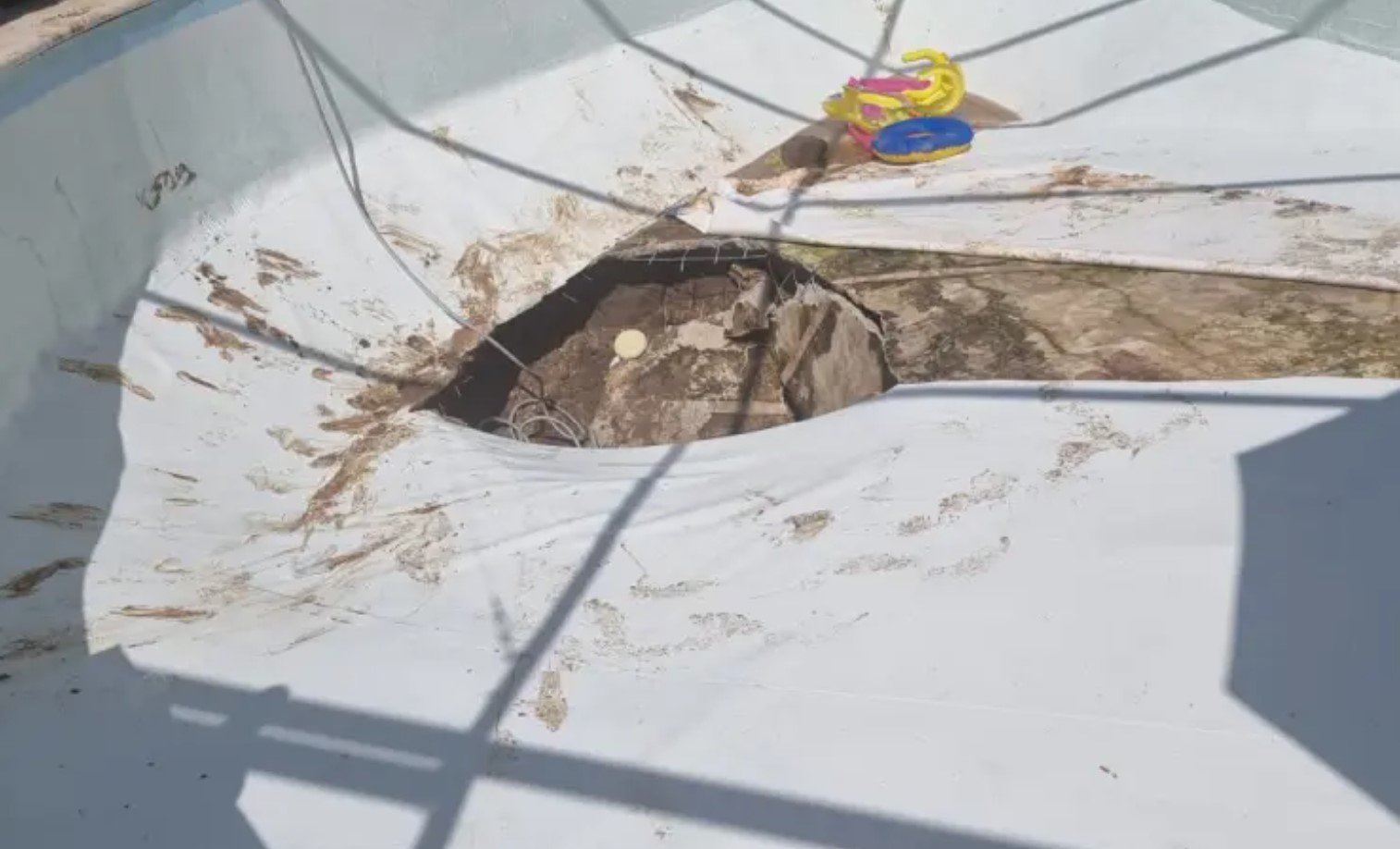 Гигантская воронка осушила бассейн за считанные секунды во время вечеринки в Израиле, погиб один человек (видео и фото)