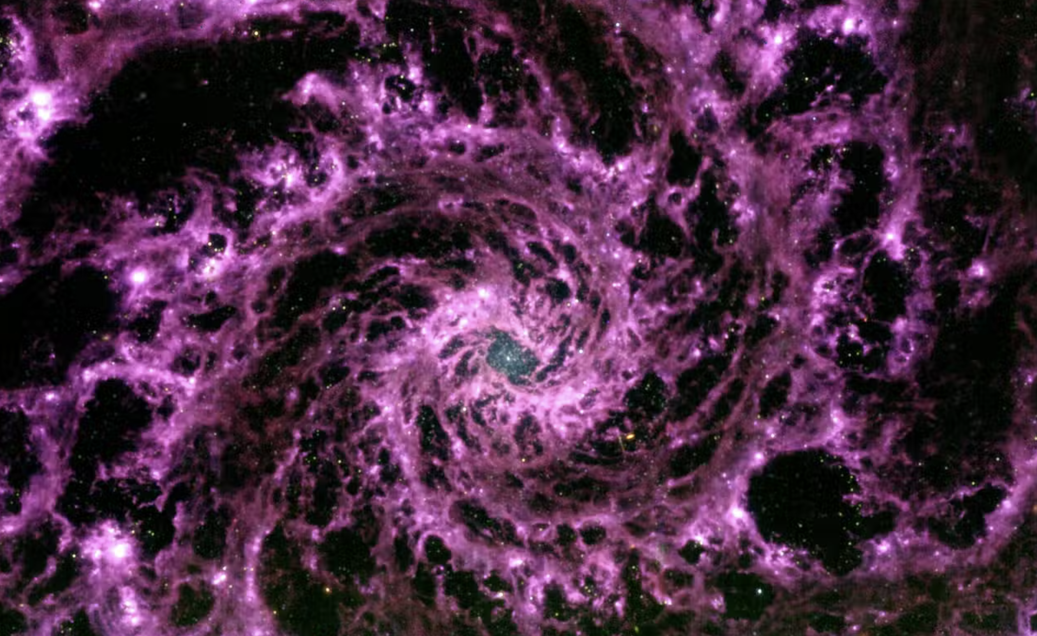Это изображение NGC 628, полученное космическим телескопом Джеймса Уэбба. Изображение предоставлено: цветная композиция, Габриэль Браммер (Cosmic Dawn Center, Институт Нильса Бора, Копенгагенский университет); необработанные данные, Дженис Ли и др. и сотрудничество PHANGS-JWST.)
