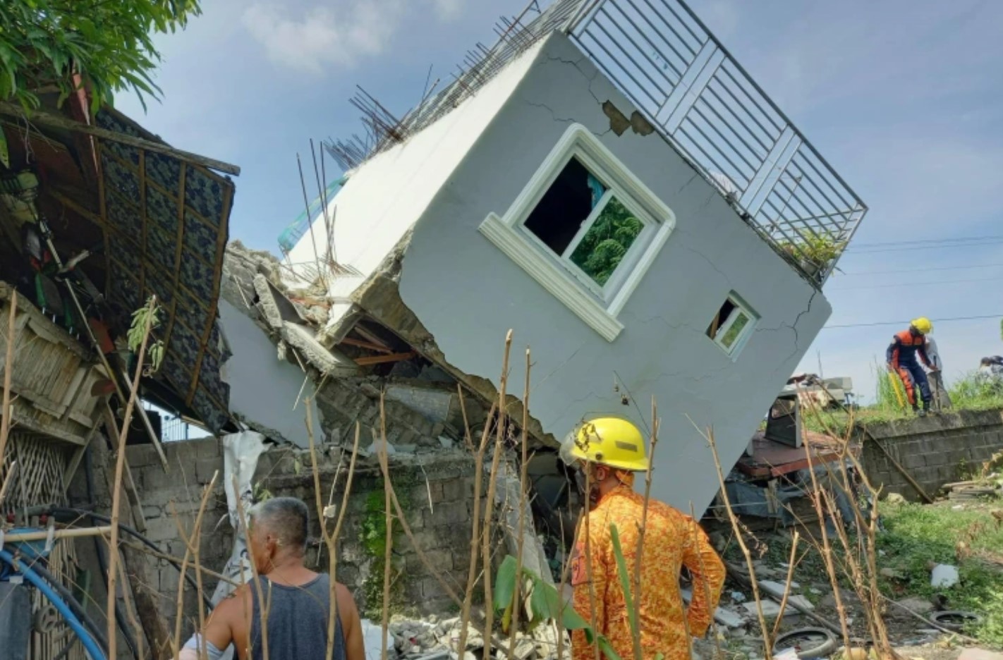 Волны цунами высотой 3 фута, по меньшей мере четыре человека погибли и 60 получили ранения в результате мощного землетрясения магнитудой 7..2 на севере Филиппин на фотографиях и видео.