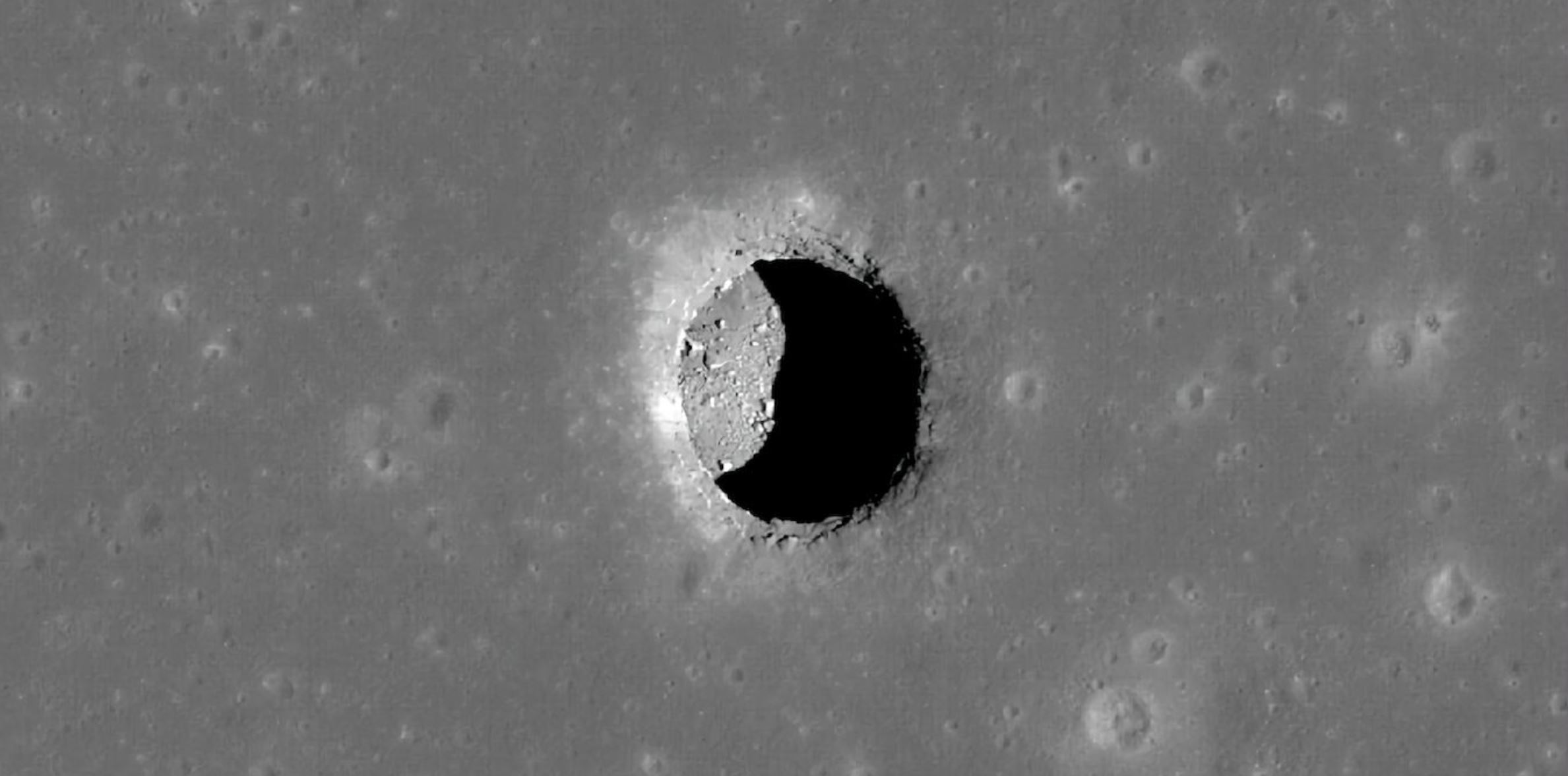 Подземный мир на Луне?  НАСА находит ямы и пещеры
