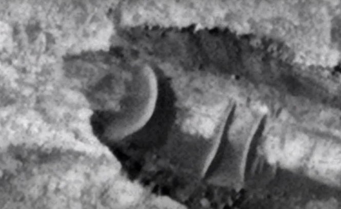 Фотография НАСА с внеземным космическим кораблем, потерпевшим крушение на Марсе