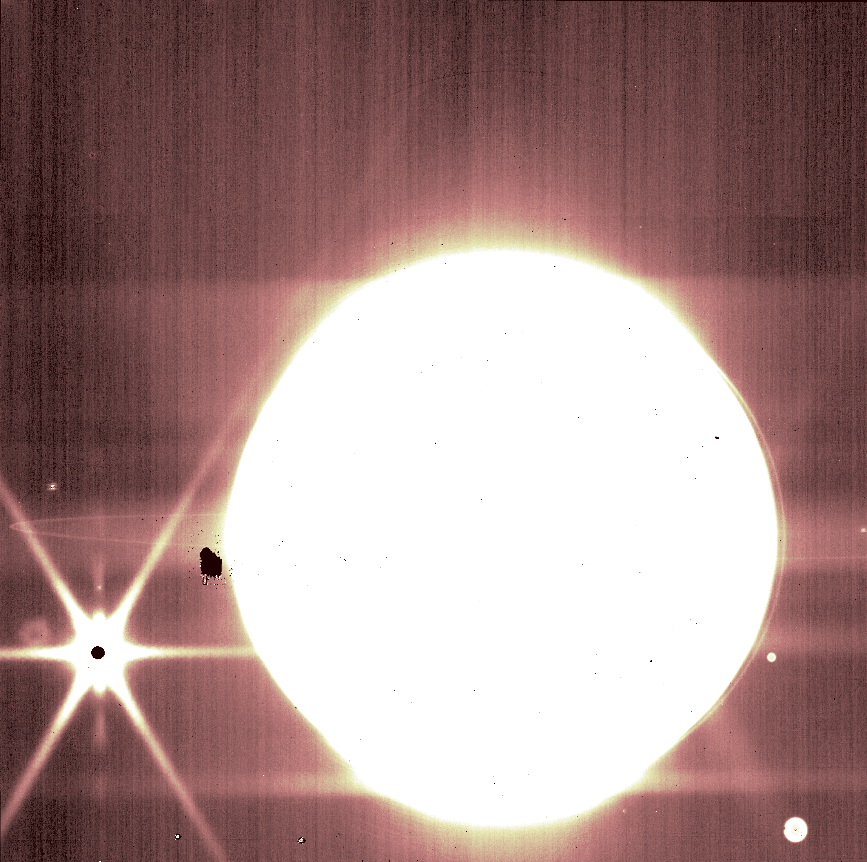 3,23-микронный фильтр NIRCam показывает Юпитер и некоторые из его спутников. Авторы и права: НАСА, ЕКА, CSA и Б. Холлер и Дж. Стэнсберри (STScI).