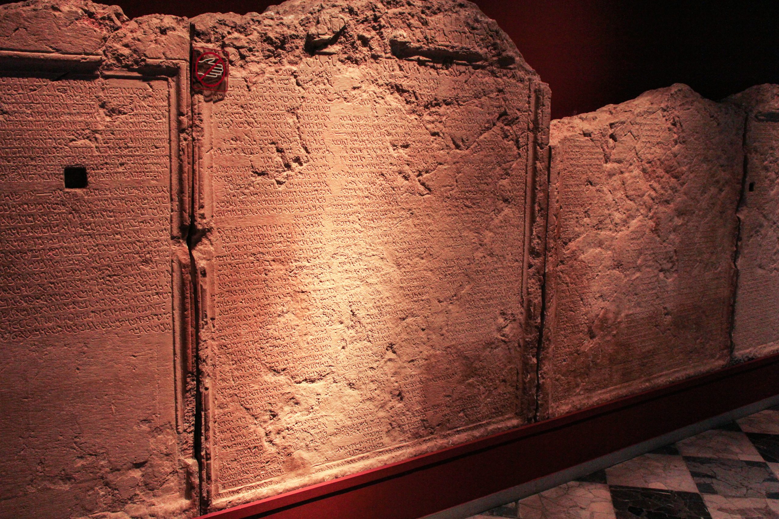 Фотография древних письмен в древнем городе Пальмира. Depositphotos.