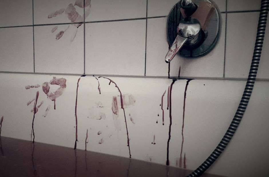Женщина сообщила, что стена в ее ванной комнате кровоточит