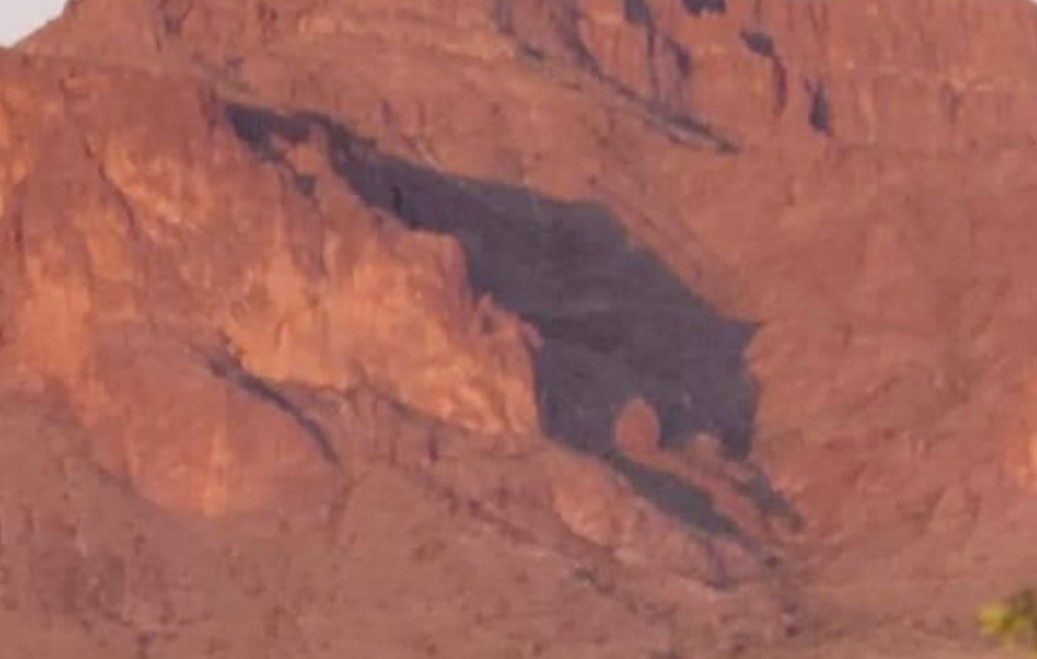 Эта огромная тень в форме пумы в горах Суеверия, Апач-Джанкшен, Аризона, появляется только два раза в год: одну неделю в марте, другую в сентябре.