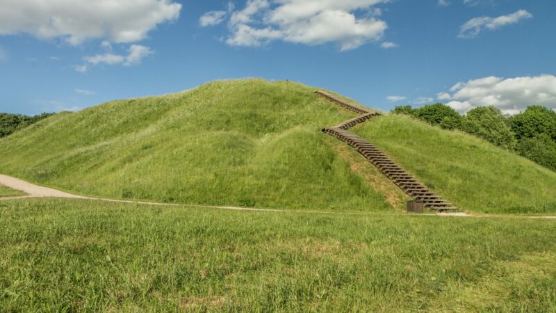 Древние пирамидальные курганы оказались старейшими рукотворными сооружениями в Северной Америке