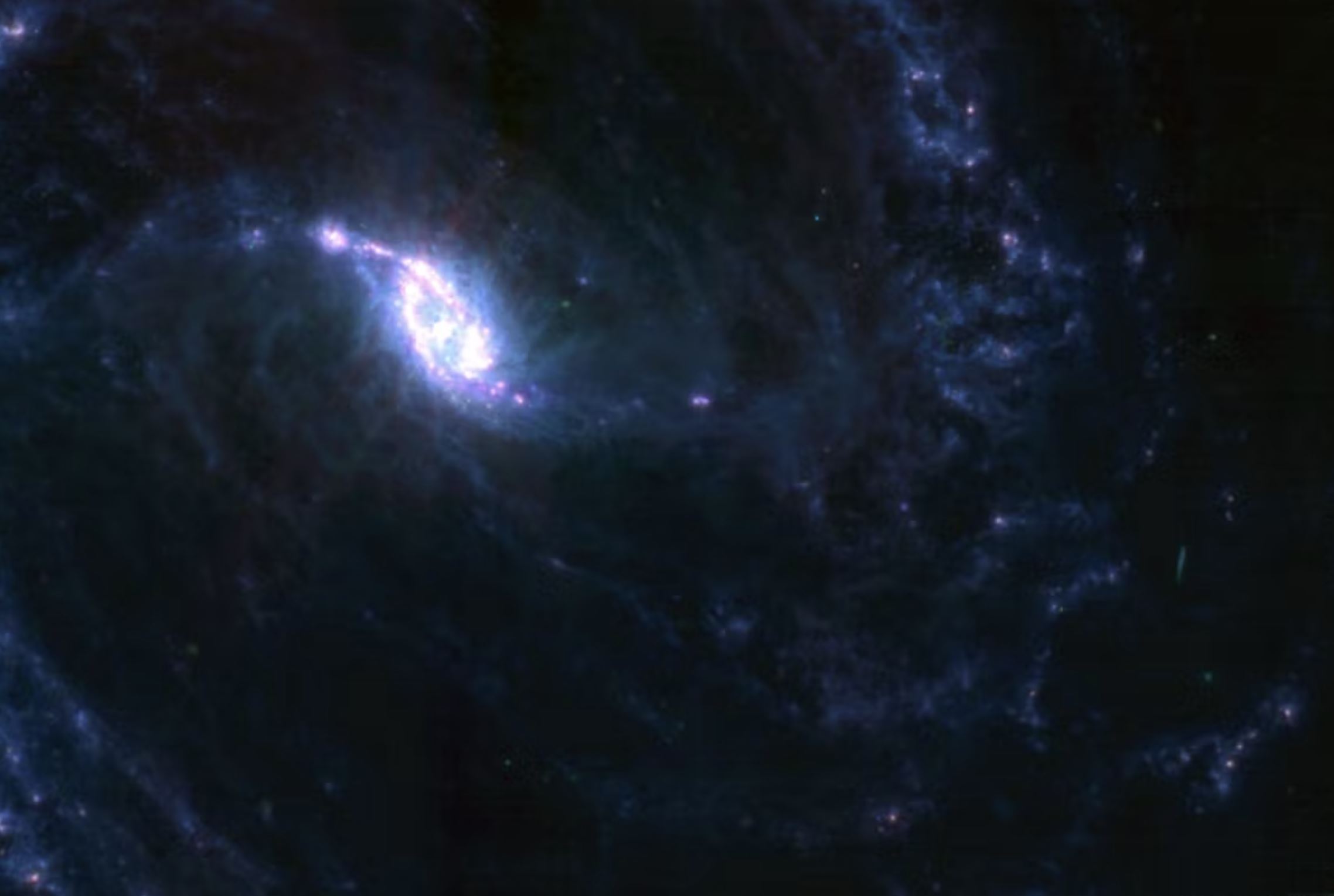 Фотография NGC 1365, сделанная прибором James Webb MIRI. На этом изображении показан вид в среднем инфракрасном диапазоне с более длинными длинами волн. Изображение предоставлено: НАСА, ЕКА, CSA, STScI. Обработано: u/SpaceGuy44.