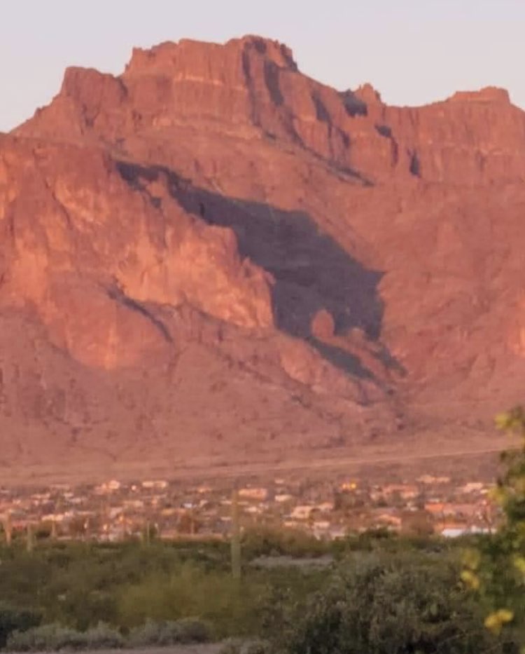кугуарообразная тень Суеверных гор, Апач-Джанкшен, Аризона появляется только два раза в год; Одна неделя в марте, другая в сентябре