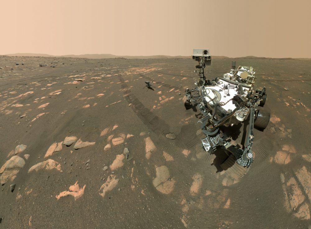 Ровер Perseverance сделал это "селфи" с вертолетом Ingenuity Mars 6 апреля 2021 года. Теперь миссия Ingenuity продлена до конца августа. Авторы и права: NASA/JPL-Caltech/MSSS