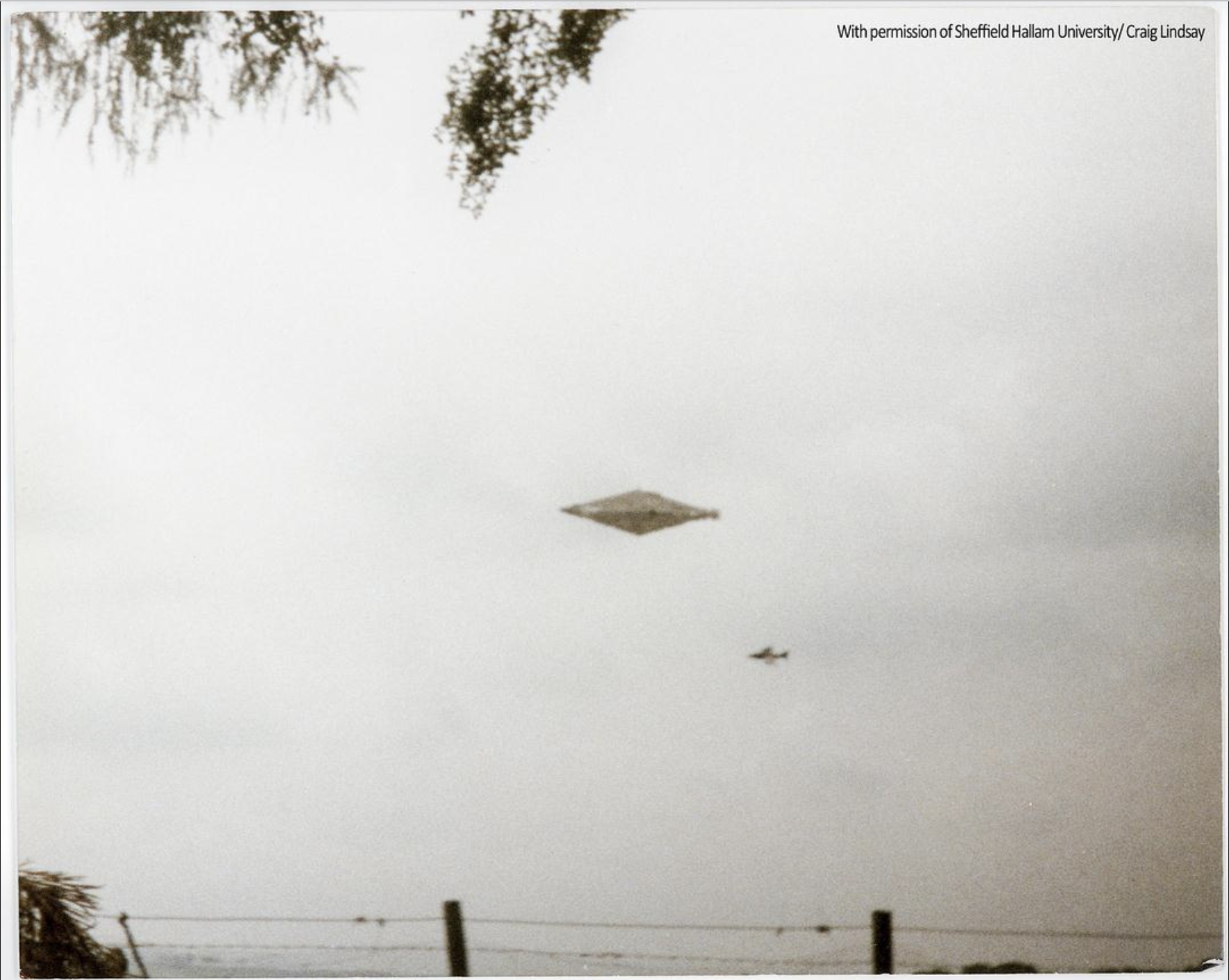 На одной из фотографий Кальвина НЛО отчетливо виден ромбовидный корабль и самолет вдалеке. Изображение предоставлено: Университет Шеффилд-Халлам / Крейг Линдсей.