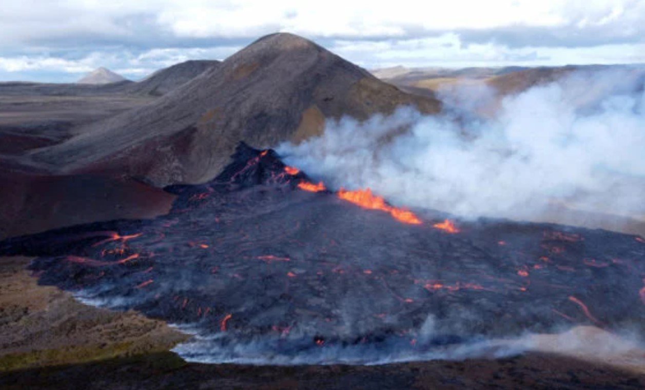 Видео: Новое извержение в Исландии в Мерадалире, беспорядки на Иводзиме