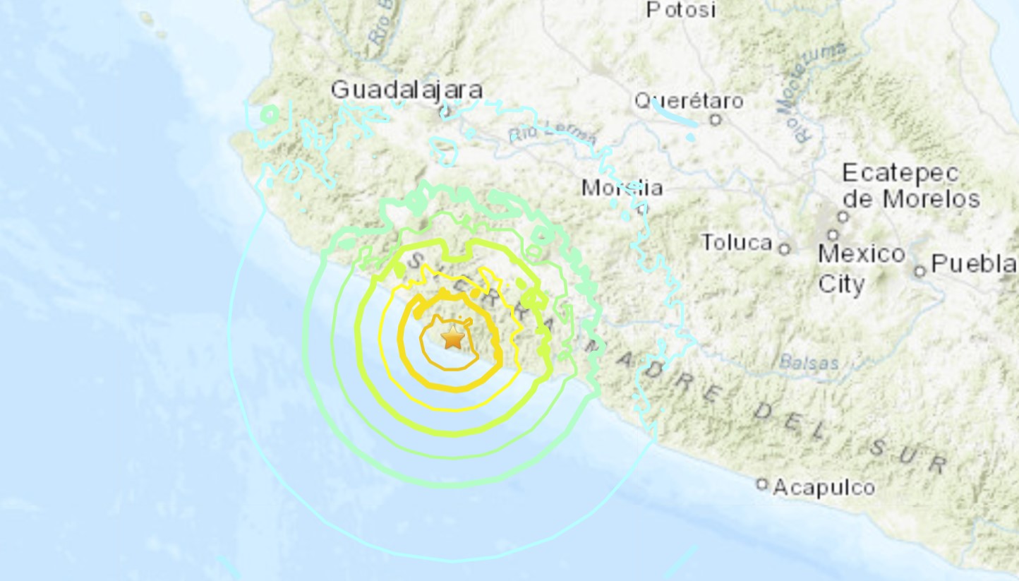 Сильное землетрясение магнитудой 7,6 произошло на тихоокеанском побережье Мексики – цунами затопило Мансанильо – По меньшей мере 1 человек погиб на видео и фотографиях