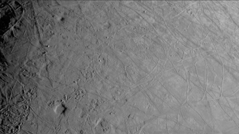 Космический аппарат НАСА «Юнона» сделал очень крупный снимок спутника Юпитера Европы