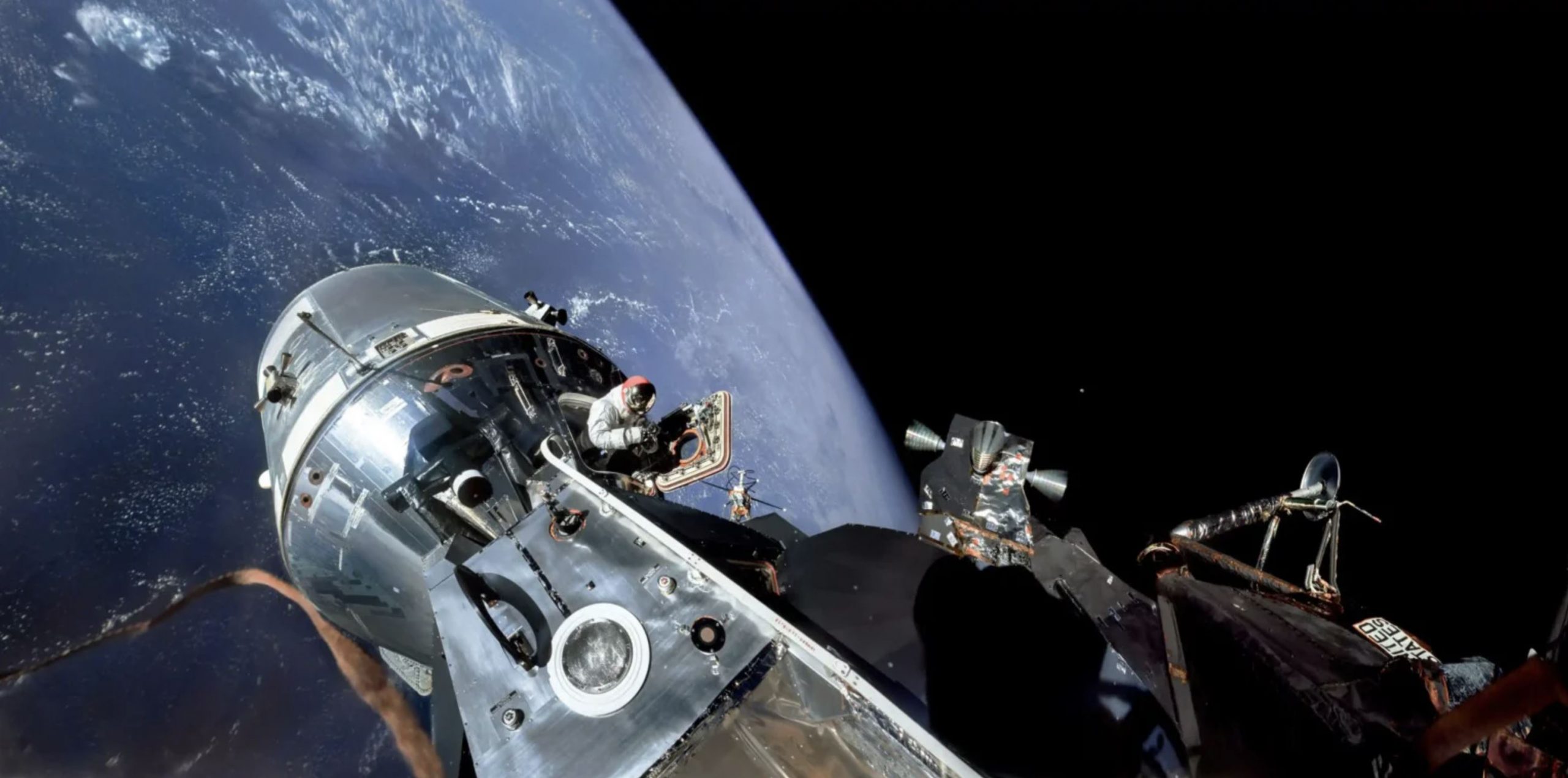 Во время «Аполлона-9» Дэвида Скотта можно увидеть в люке командного модуля 6 марта 1969 года. Изображение предоставлено: NASA/JSC/ASU/Andy Saunders.