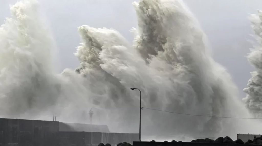 Девять миллионов человек вынуждены эвакуироваться из-за супертайфуна Нанмадол, обрушившегося на Японию