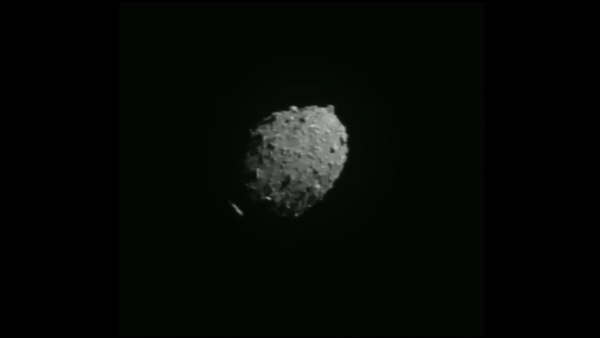 Последовательность изображений, показывающая, как DART столкнулся с астероидом. НАСА.