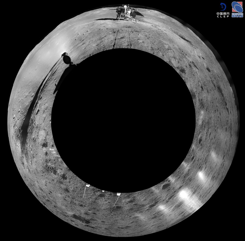 Эта невероятная круговая панорама на 360 градусов с обратной стороны Луны ясно показывает посадочный модуль, тень лунохода и ударный кратер. Предоставлено: Предоставлено: CLEP / Лунная и планетарная мультимедийная база данных.