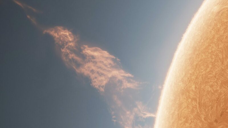 Астрофотограф запечатлел плазменный шлейф протяженностью 1,6 миллиона километров, извергающийся от Солнца
