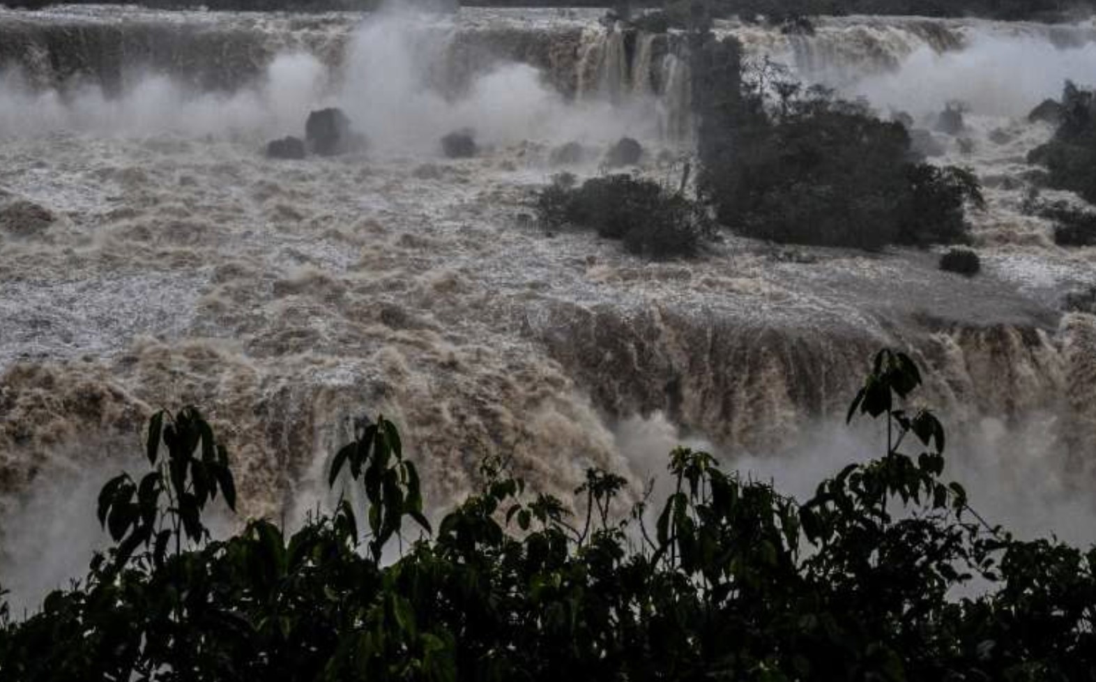 Уровень шторма. Водопад. Водные катастрофы в мире. Самый сильный дождь в мире. Большой ливень.