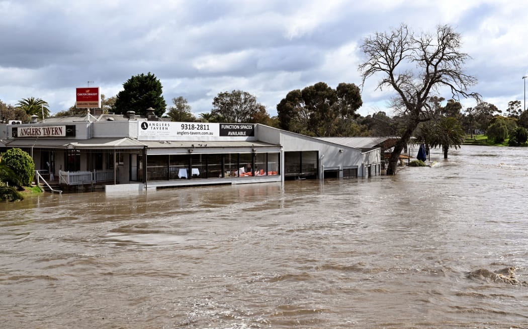 Апокалипсис наводнения в Австралии, поскольку 12-метровые (39 футов) наводнения затопляют тысячи домов в Виктории, предупреждают австралийские службы экстренной помощи