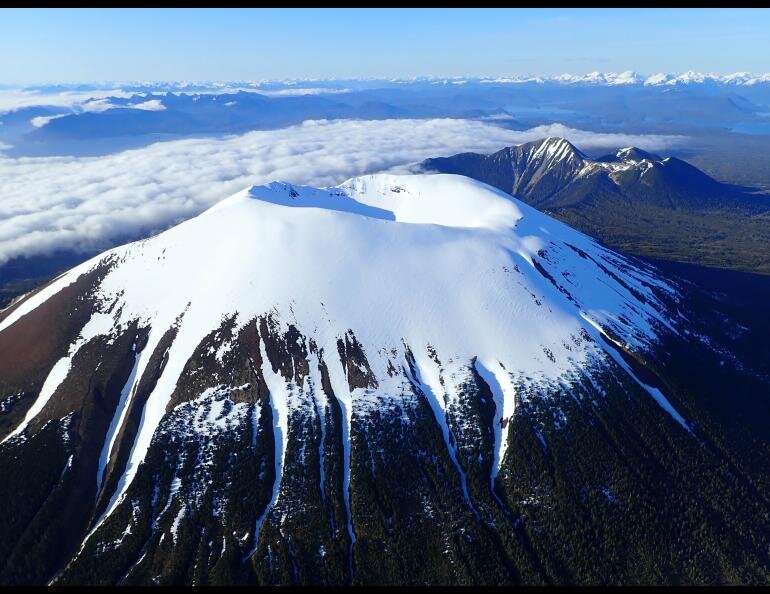 Возвращение из Спячки!  Магма быстро поднимается под «спящим» вулканом Маунт-Эджкамб на Аляске — редкая реактивация, быстрая инфляция и сейсмические волнения