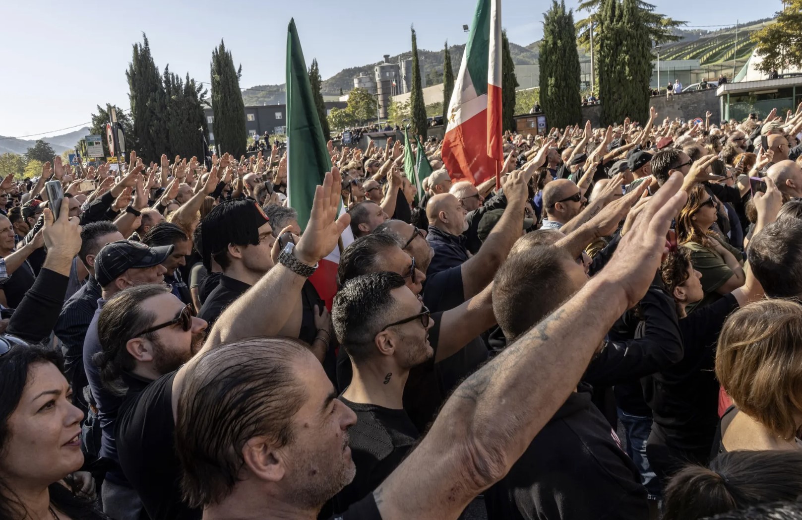 Тысячи людей почтили память фашистского диктатора Муссолини в Италии
