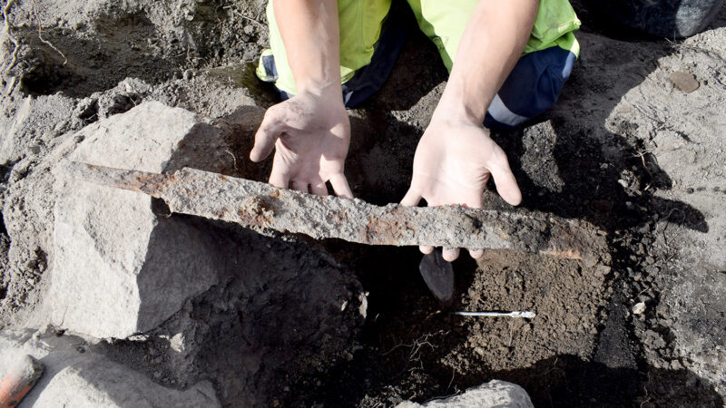 Археологи раскопали 1200-летние мечи викингов, закопанные вертикально в гробницу
