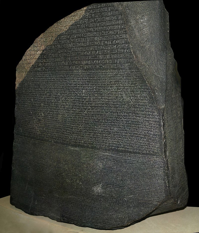 Египетские археологи готовят петицию с призывом вернуть Розеттский камень через 200 лет после его расшифровки.