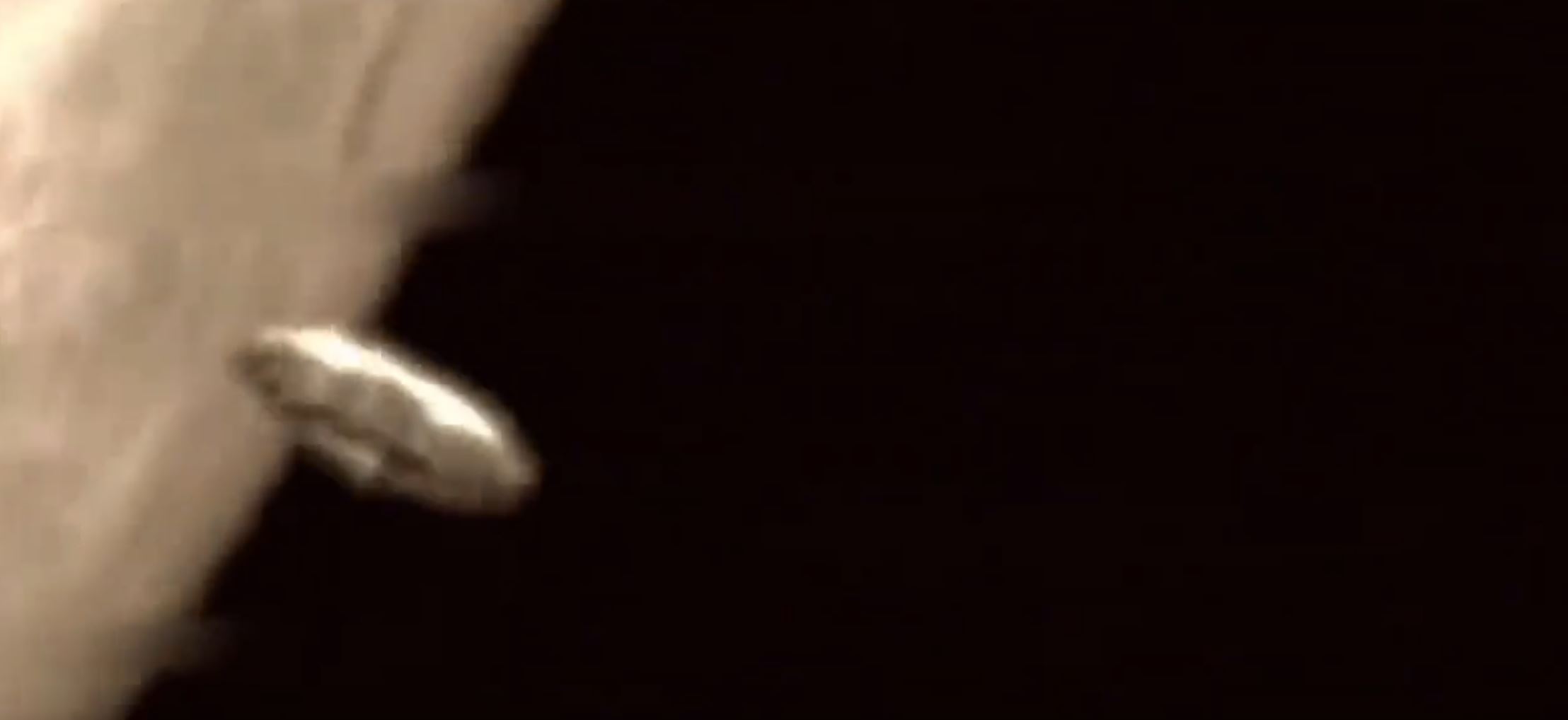 Исследователь НЛО публикует видео, на котором видно, как «массивный» НЛО пролетает над Луной