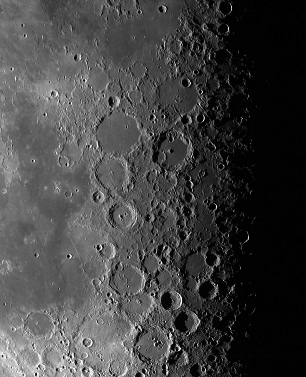 На этом изображении видны Лунные нагорья. Кредит изображения: НАСА.