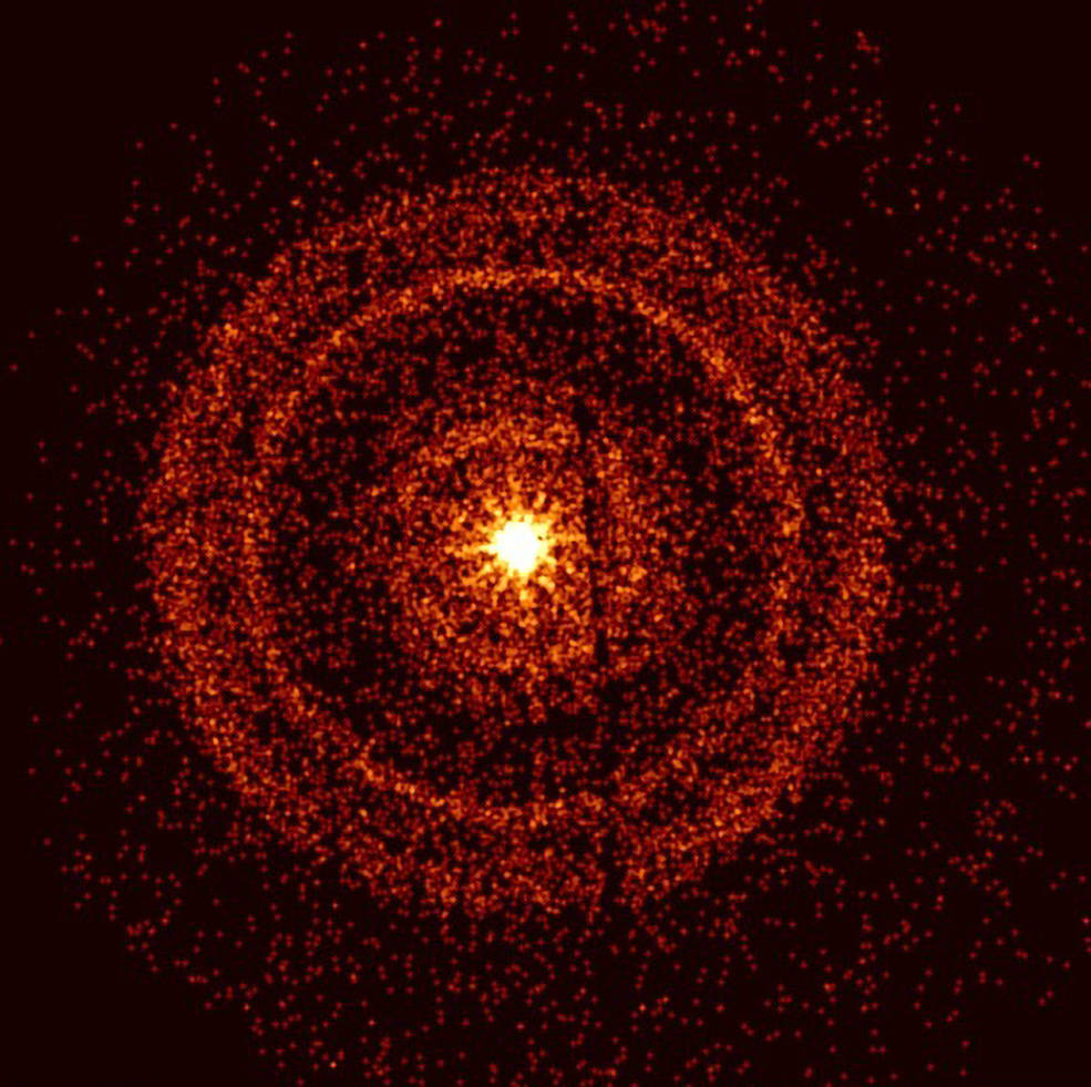 Примерно через час после обнаружения GRB 221009A рентгеновский телескоп Свифта зафиксировал ее послесвечение. В направлении вспышки рентгеновские лучи рассеиваются слоями пыли внутри нашей галактики, которые в противном случае были бы ненаблюдаемы. Это дает яркие кольца. Кредиты: Кредит: НАСА/Свифт/А. Бирдмор (Университет Лестера)