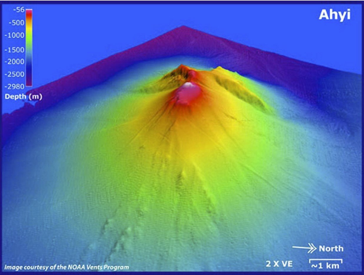 Подводный вулкан Ахи, извергается под Тихим океаном на Северных Марианских островах.