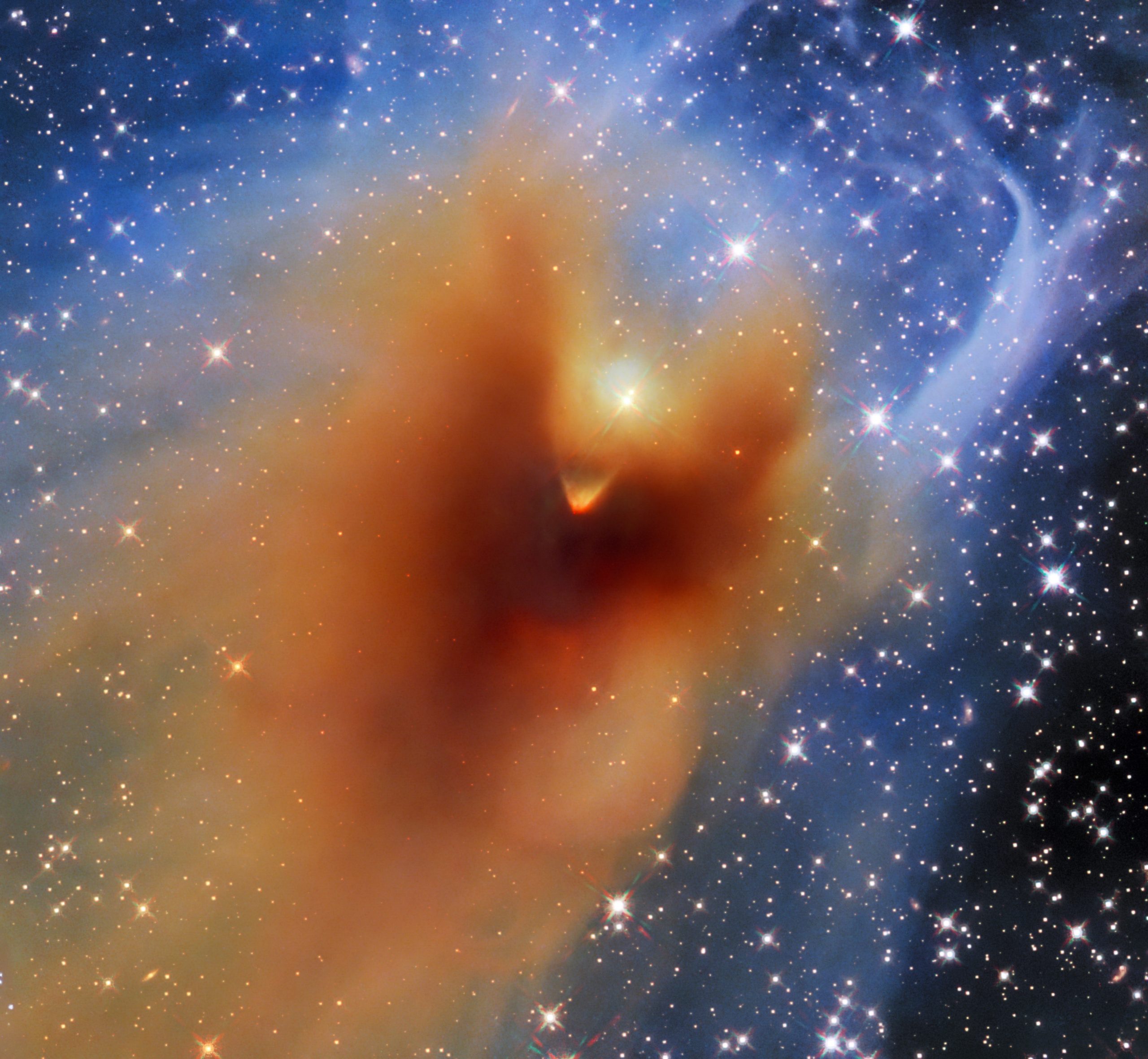 Изображение Хаббла звездного питомника под названием CB 130-3. Обрезанная фотография CB 130-3, сделанная Хабблом. Изображение предоставлено: ESA/Hubble, NASA & STScI, C. Britt, T. Huard, A. Pagan.