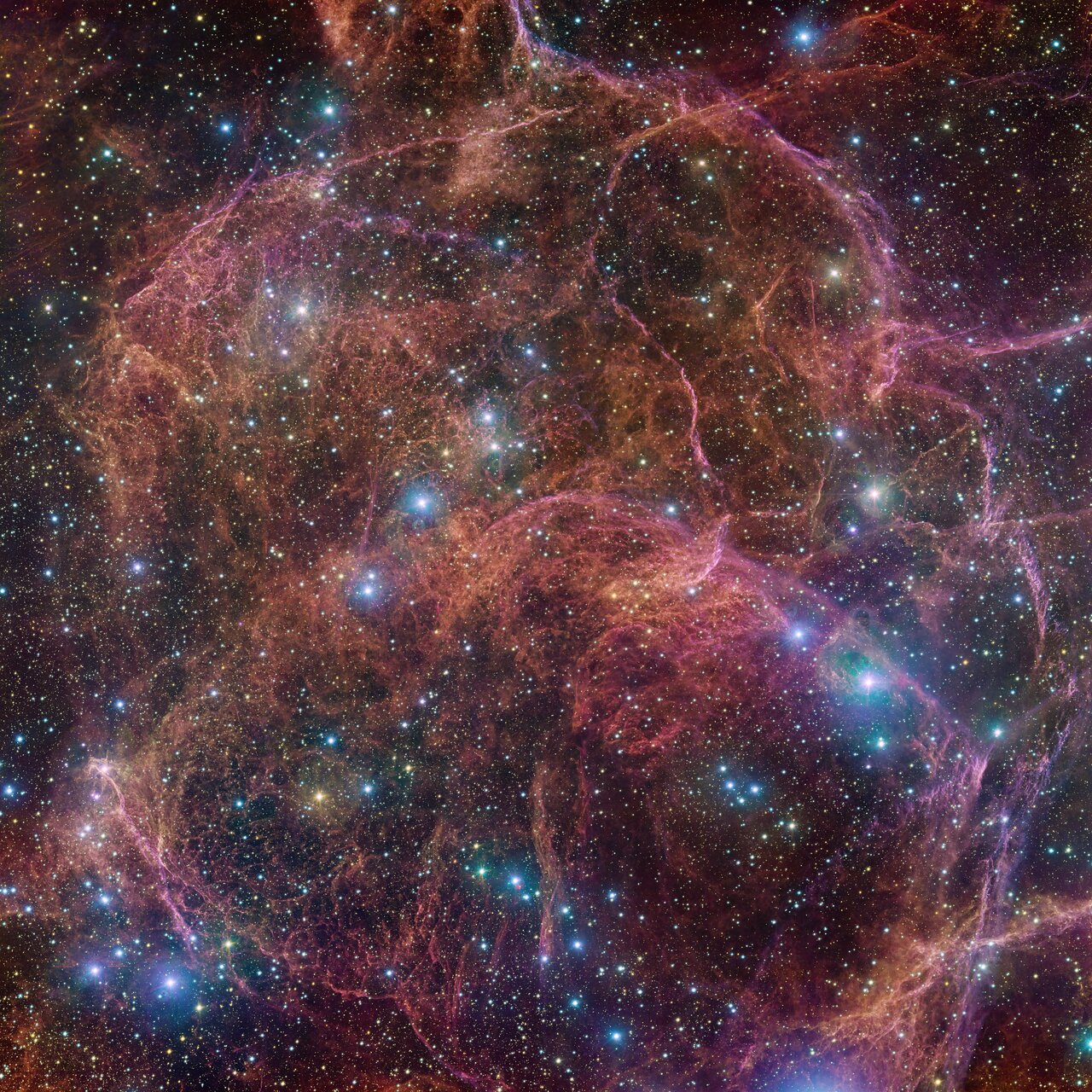 Изображение остатка сверхновой Вуали. Изображение предоставлено командой ESO/VPHAS+. Благодарность: Кембриджская группа астрономических исследований.