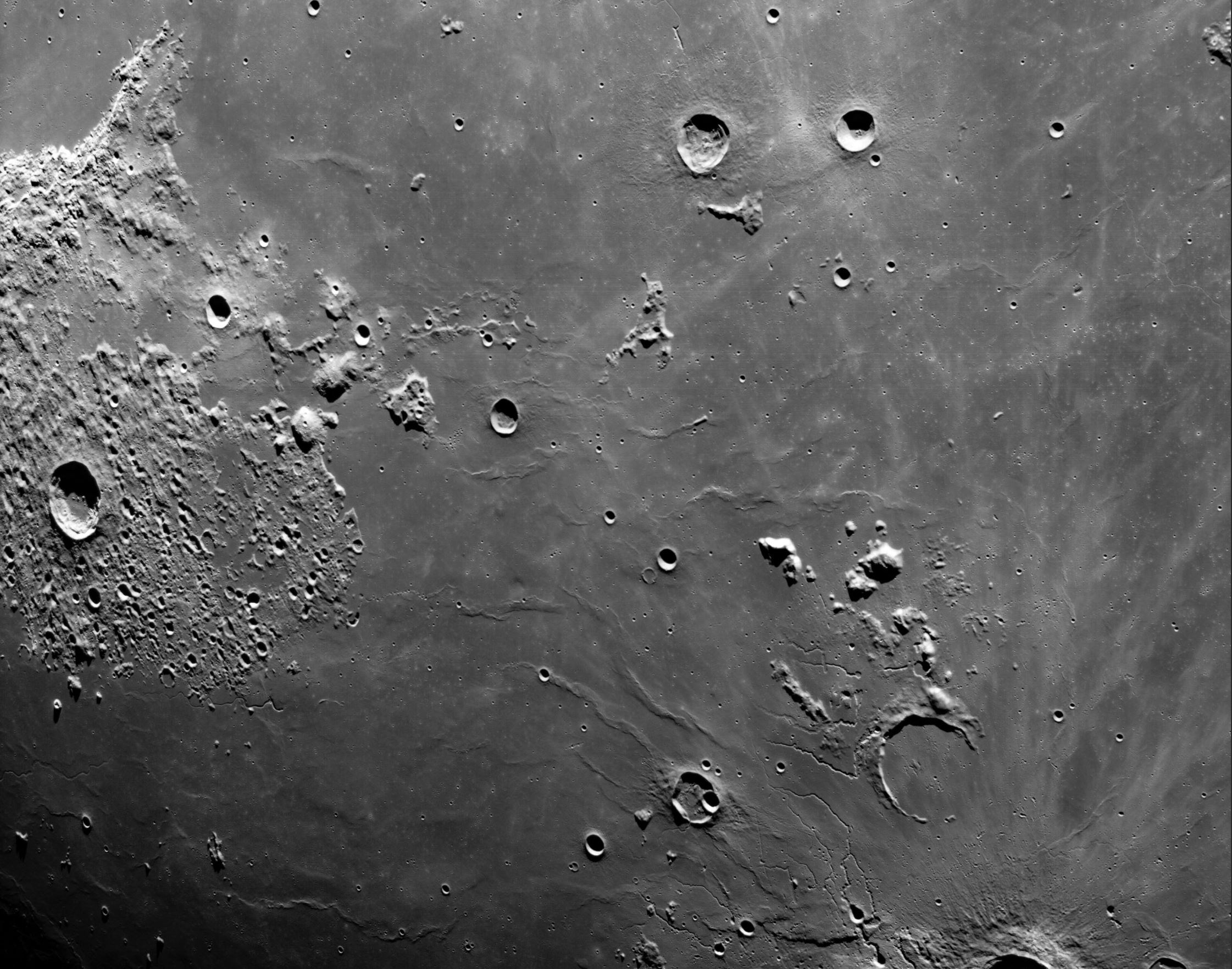 Захватывающая фотография, показывающая лунную поверхность. Изображение предоставлено: НАСА/Артемида I, Орион.